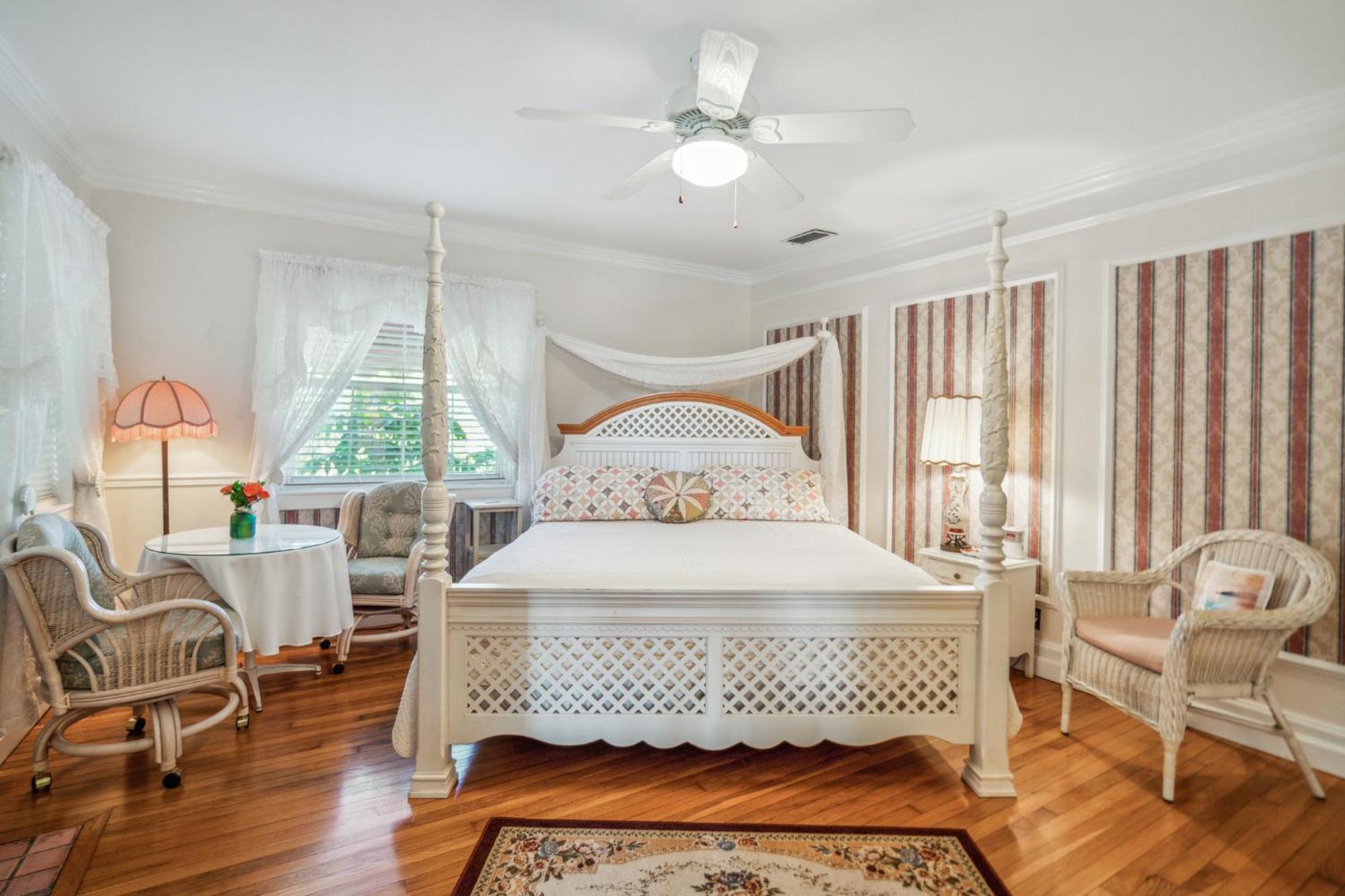 Banyan House Vacation Rentals Venice Room photo